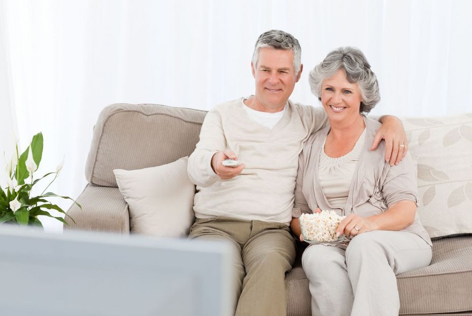 Los mayores de 64 años son el segundo grupo que más tiempo consume televisión al día (Bigstock)