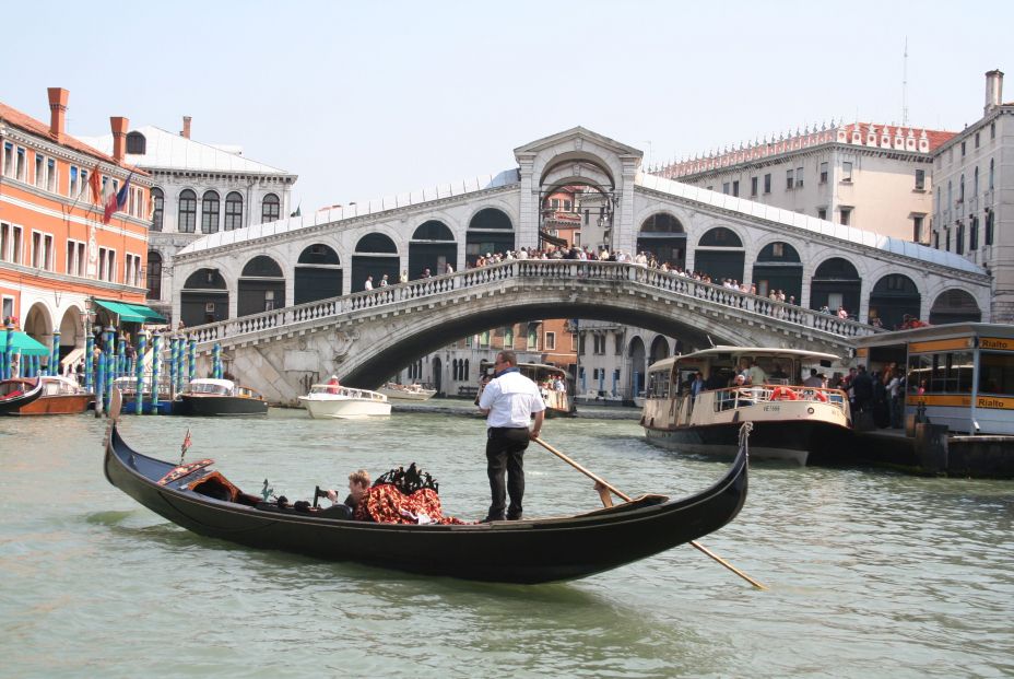 Venecia pone coto al turismo de masas: prohíbe grupos de más de 25 personas y el uso de altavoces