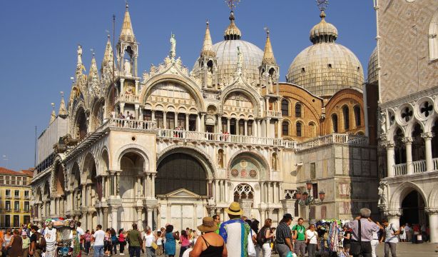 Venecia pone coto al turismo de masas: prohíbe grupos de más de 25 personas y el uso de altavoces