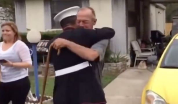 Vídeo: un joven sorprende a su abuelo tras 5 años sin verlo