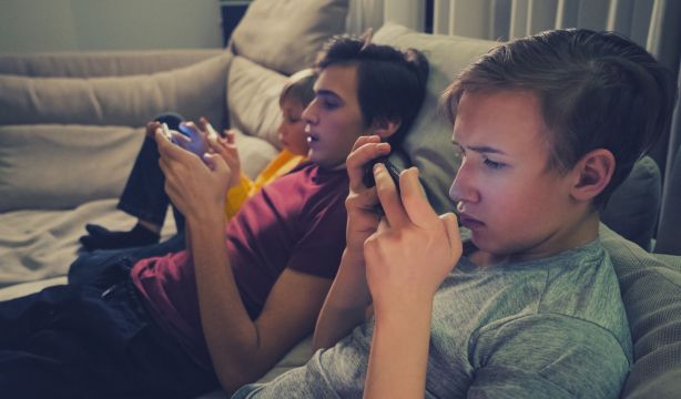 ¿A qué edad se recomienda que un niño tenga su primer teléfono móvil?