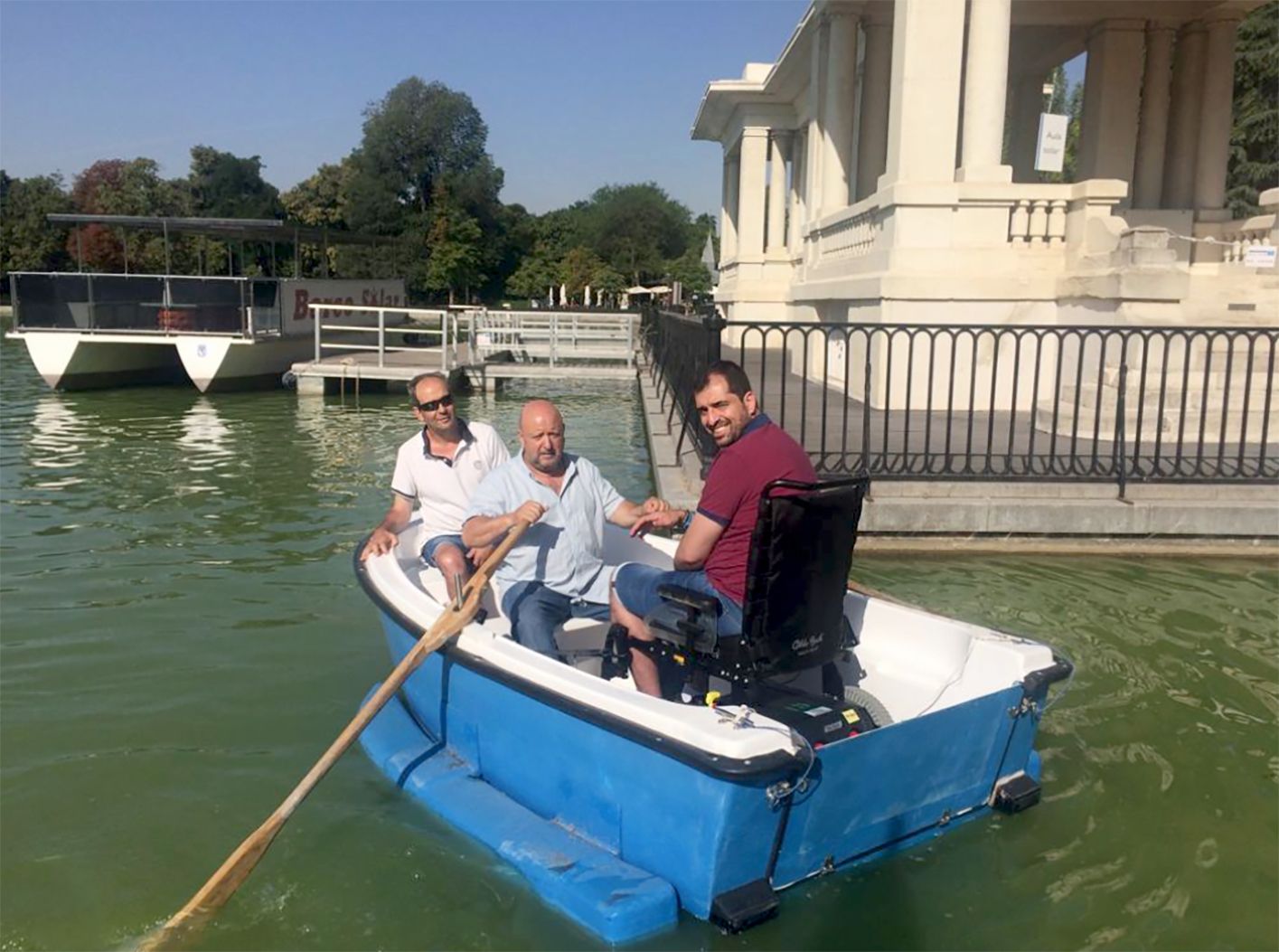 Barcas accesibles en el estanque del Parque de El Retiro en Madrid