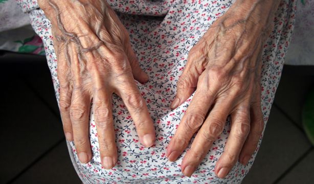 Visitaron a su madre tras dos años sin verla sin saber que había fallecido hacía meses. Foto: Bigstock