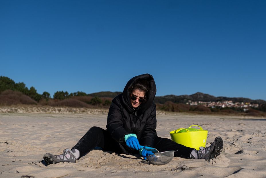 EuropaPress 5673424 voluntarios hacen recogida pellets arena galicia enero 2024 coruna galicia