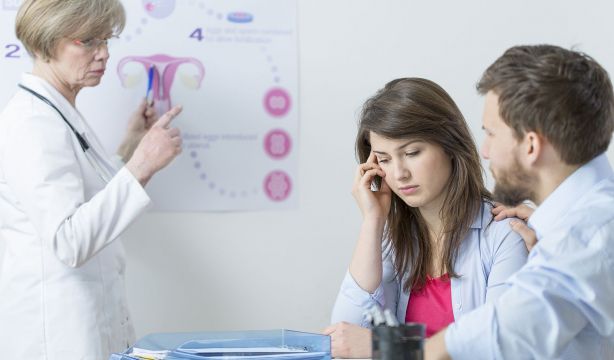 Hábitos como baños calientes y no descansar pueden afectar a la fertilidad, según Fertilab Barcelona. (Bigstock)
