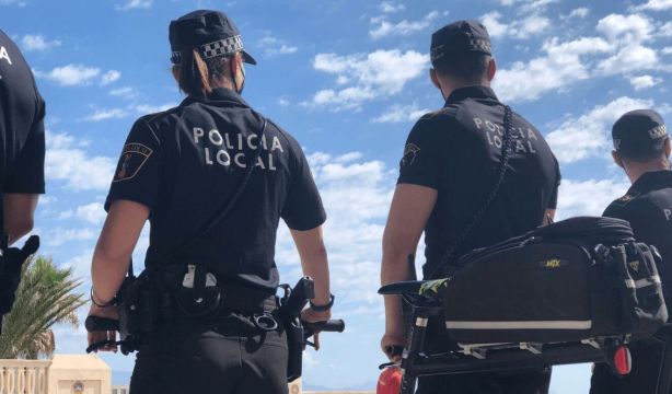 Una madre deja a sus hijos de 6 y 8 años solos en el arcén de una carretera de Elche como castigo
