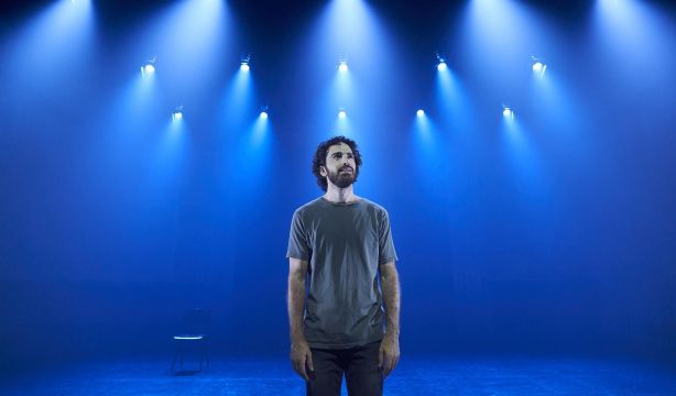 'En mitad de tanto fuego', el alegato antibélico de Alberto Conejero, llega a Teatros del Canal