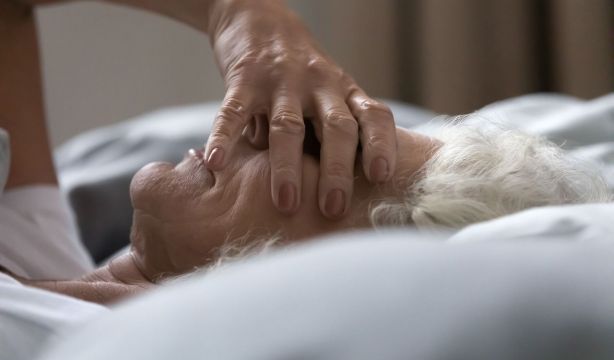 Este es el hábito que recomiendan los expertos para que los mayores de 60 años no sufran de insomnio