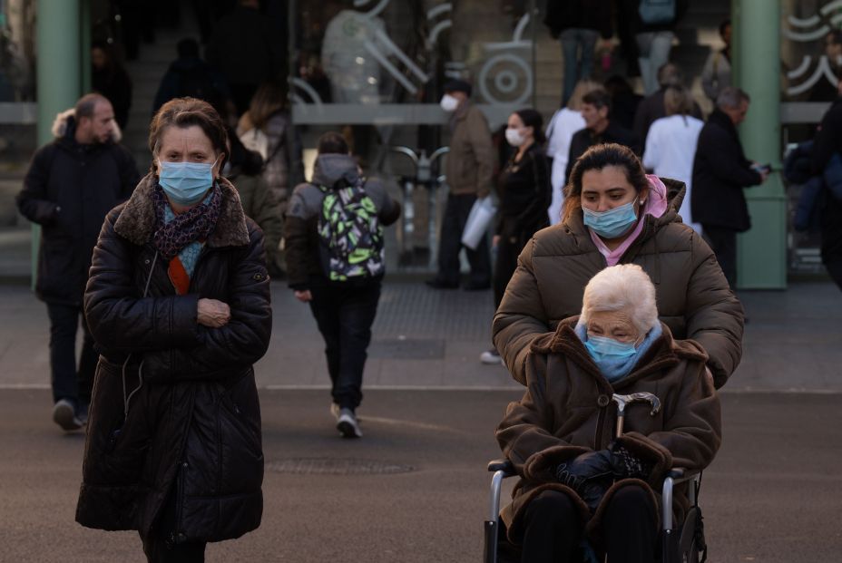 Esperas interminables en Urgencias y suspensión de cirugías: la gripe colapsa el sistema sanitario