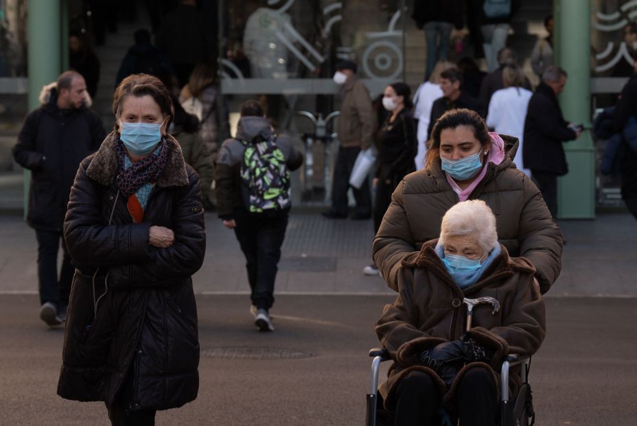 Esperas interminables en Urgencias y suspensión de cirugías: la gripe colapsa el sistema sanitario Esperas interminables en Urgencias y suspensión de cirugías: la gripe colapsa el sistema sanitario