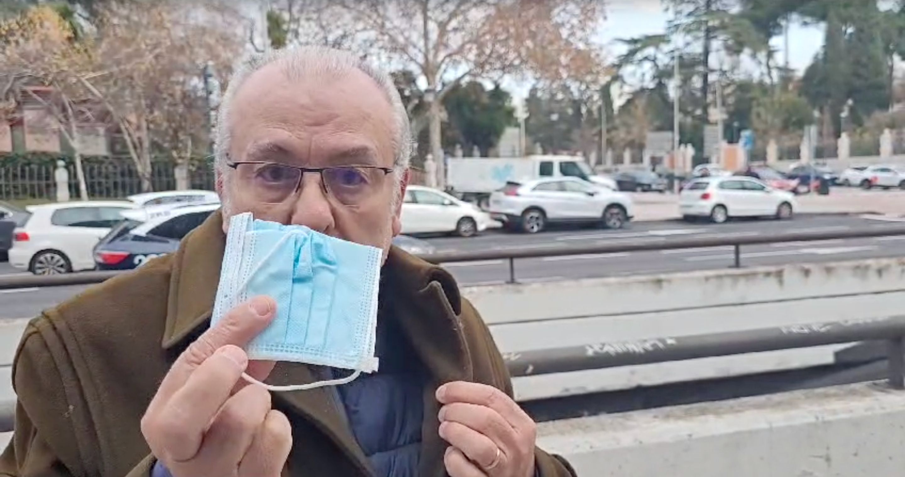 Los mayores apoyan la vuelta de la mascarilla a hospitales y centros sanitarios: "Es necesaria"