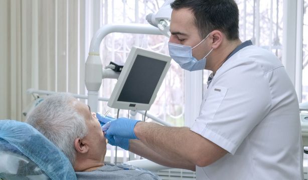 Madrid anuncia un plan de salud bucodental que incluye revisiones para mayores de 65 años. Más del 70% de las personas mayores de 65 años tienen las encías retraídas