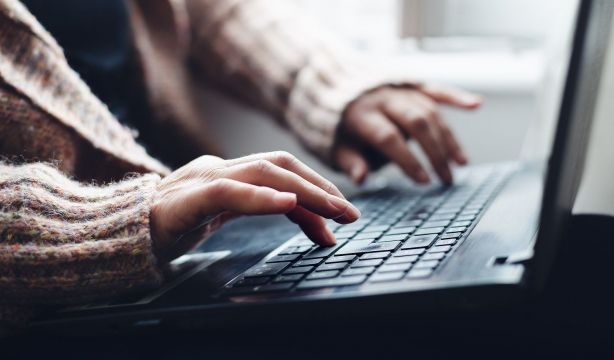 CONECTA-T, un proyecto para reducir la brecha digital entre las mujeres rurales (bigstock)