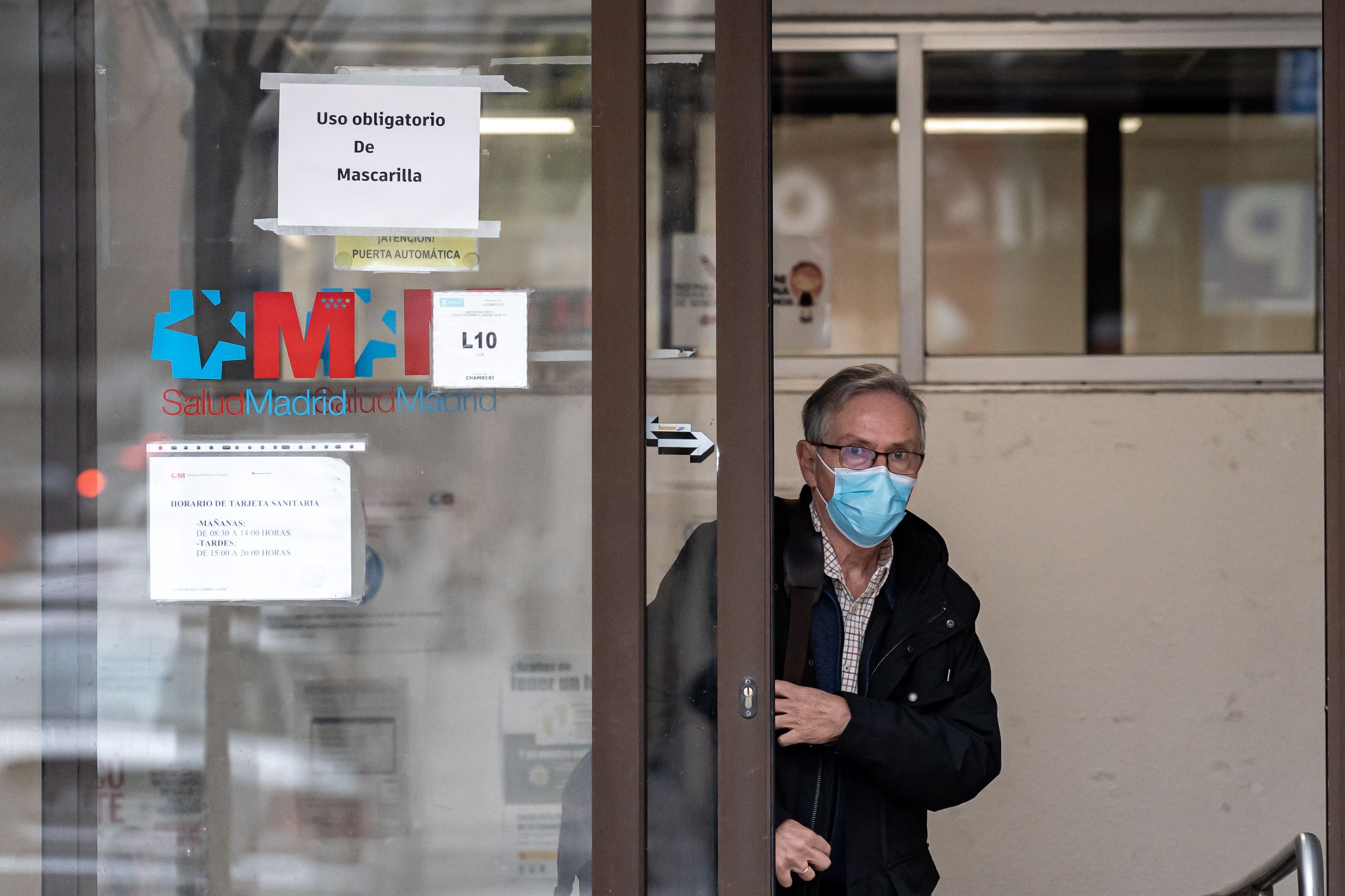 EuropaPress 5678738 hombre sale mascarilla centro salud guzman bueno 10 enero 2024 madridLa mascarilla, obligatoria en centros de salud y hospitales desde este miércoles