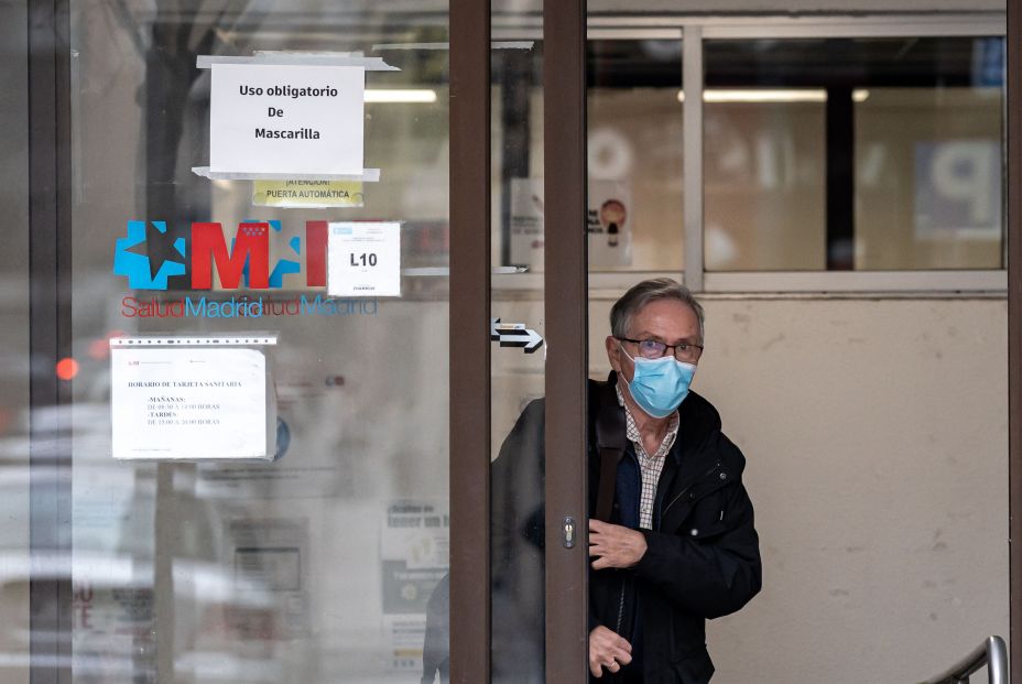 EuropaPress 5678738 hombre sale mascarilla centro salud guzman bueno 10 enero 2024 madridLa mascarilla, obligatoria en centros de salud y hospitales desde este miércoles EuropaPress 5678738 hombre sale mascarilla centro salud guzman bueno 10 enero 2024 madridLa mascarilla, obligatoria en centros de salud y hospitales desde este miércoles