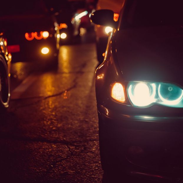 ¿Conoces los tipos diferentes de luces que hay en el coche y cuándo usar cada una de ellas?