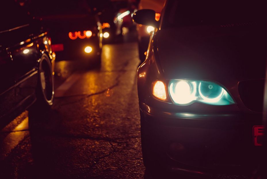 ¿Conoces los tipos diferentes de luces que hay en el coche y cuándo usar cada una de ellas?