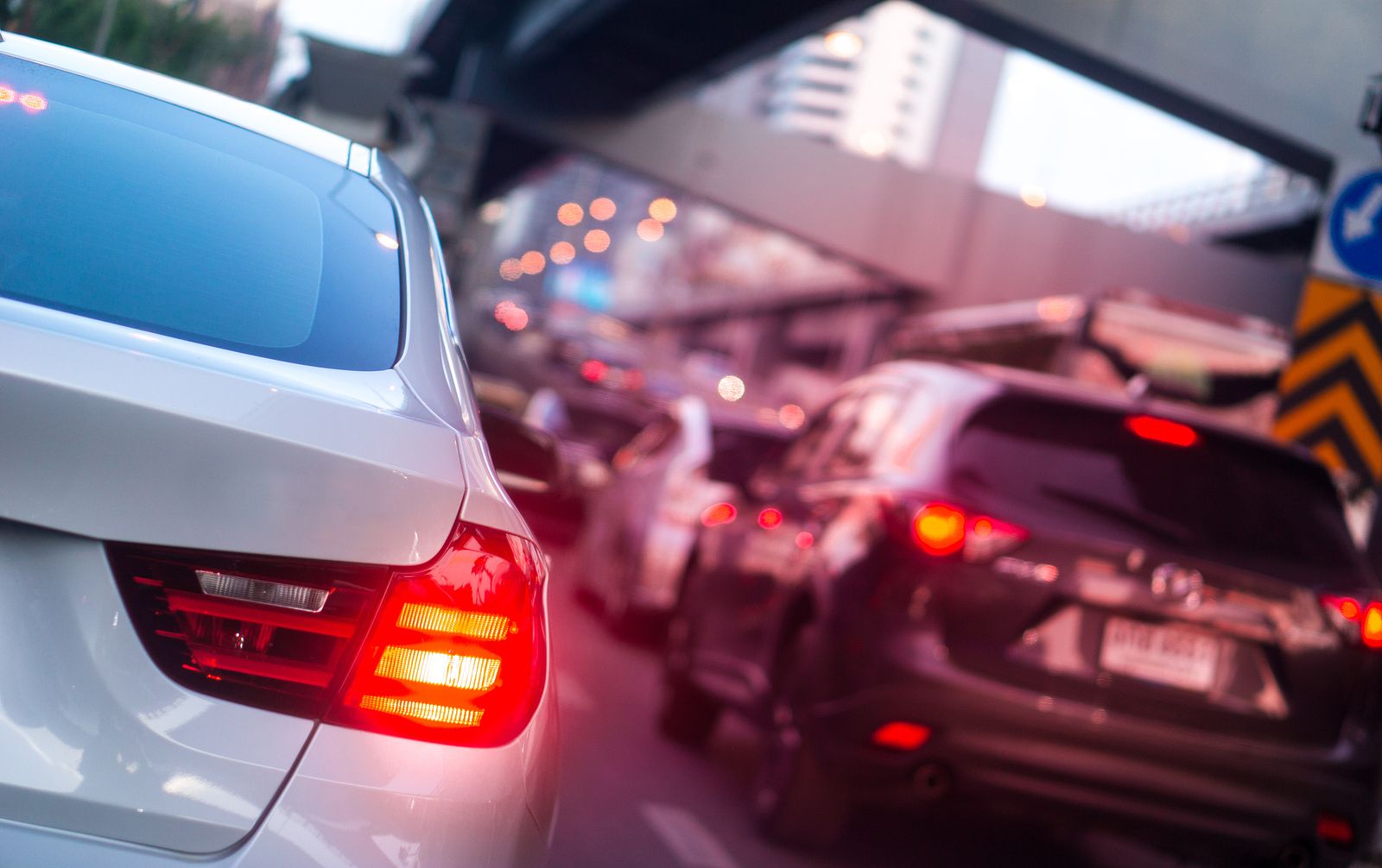 ¿Conoces los tipos diferentes de luces que hay en el coche y cuándo usar cada una de ellas?