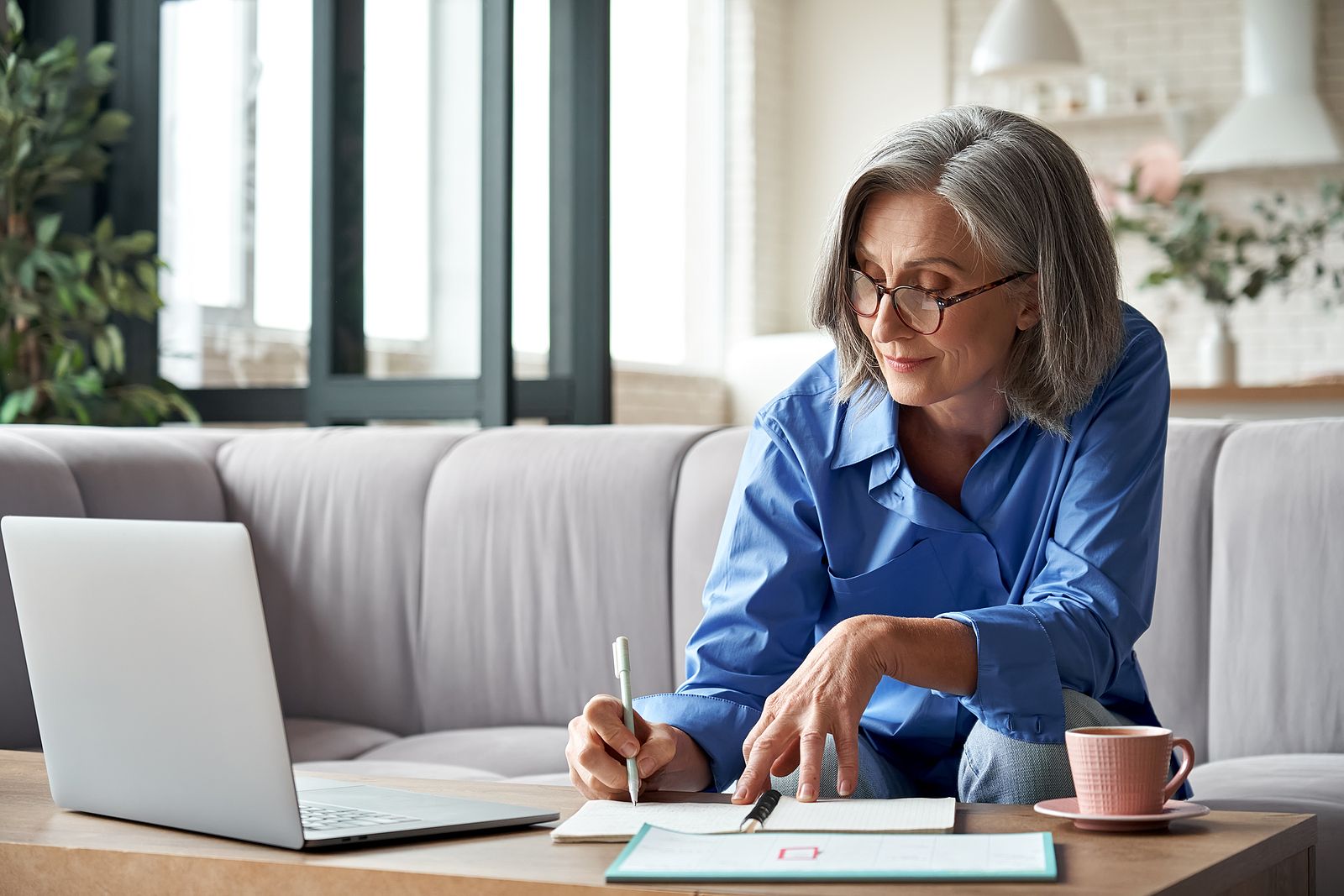 De 'currículum ciego' a 'reskilling': los términos clave para los trabajadores mayores de 50 años