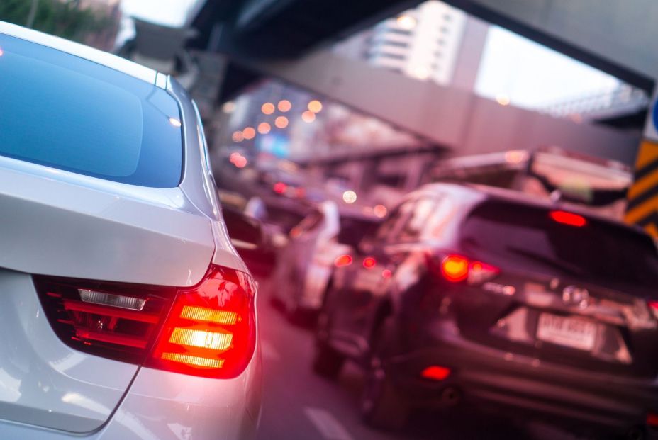 ¿Conoces los tipos diferentes de luces que hay en el coche y cuándo usar cada una de ellas?