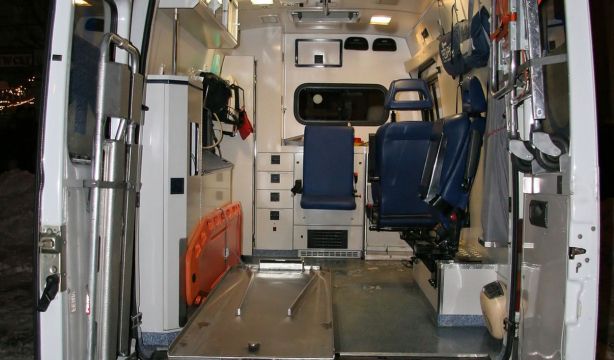 Muere una mujer al caer de la silla en la que los sanitarios la subían a su casa