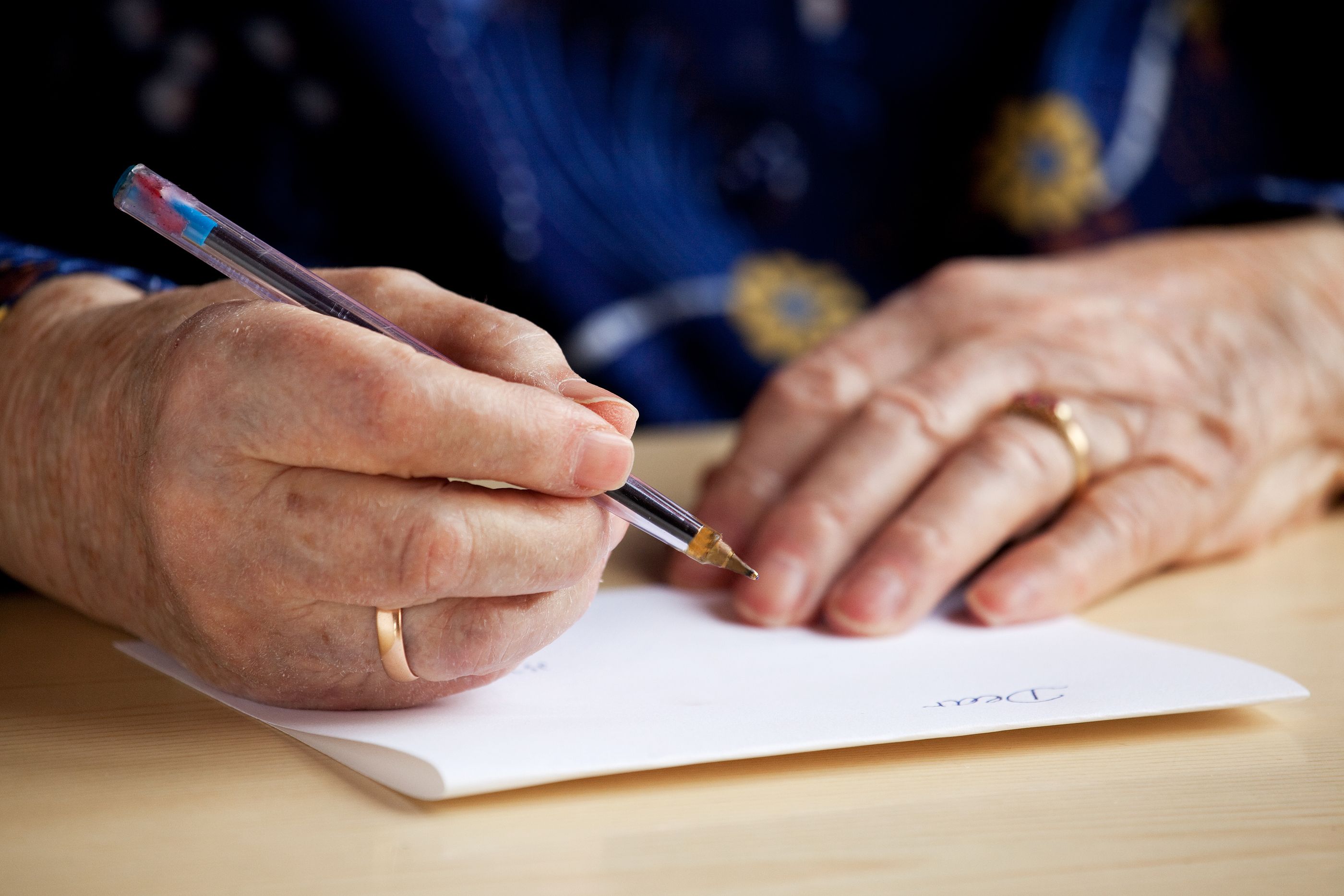 Su abuela tenía que anotar sus síntomas para una prueba médica y sus respuestas conmovieron en redes. Foto: Bigstock