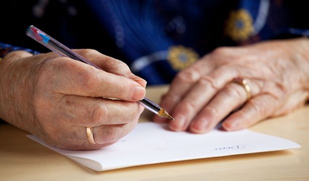 Su abuela tenía que anotar sus síntomas para una prueba médica y sus respuestas conmovieron en redes. Foto: Bigstock