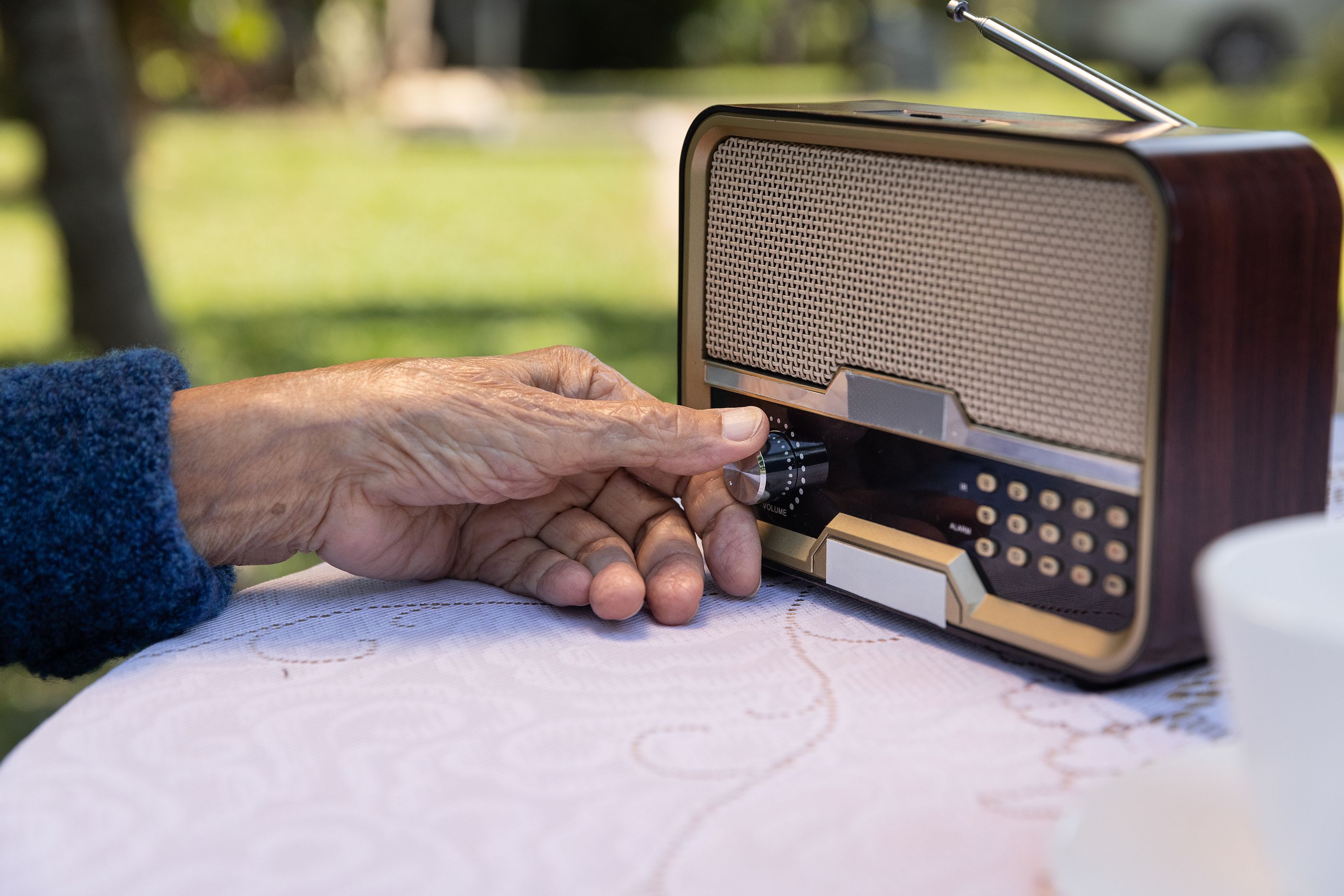 'La verbena radio', el taller radiofónico hecho por y para mayores con el que tratar sus intereses. Foto: Bigstock