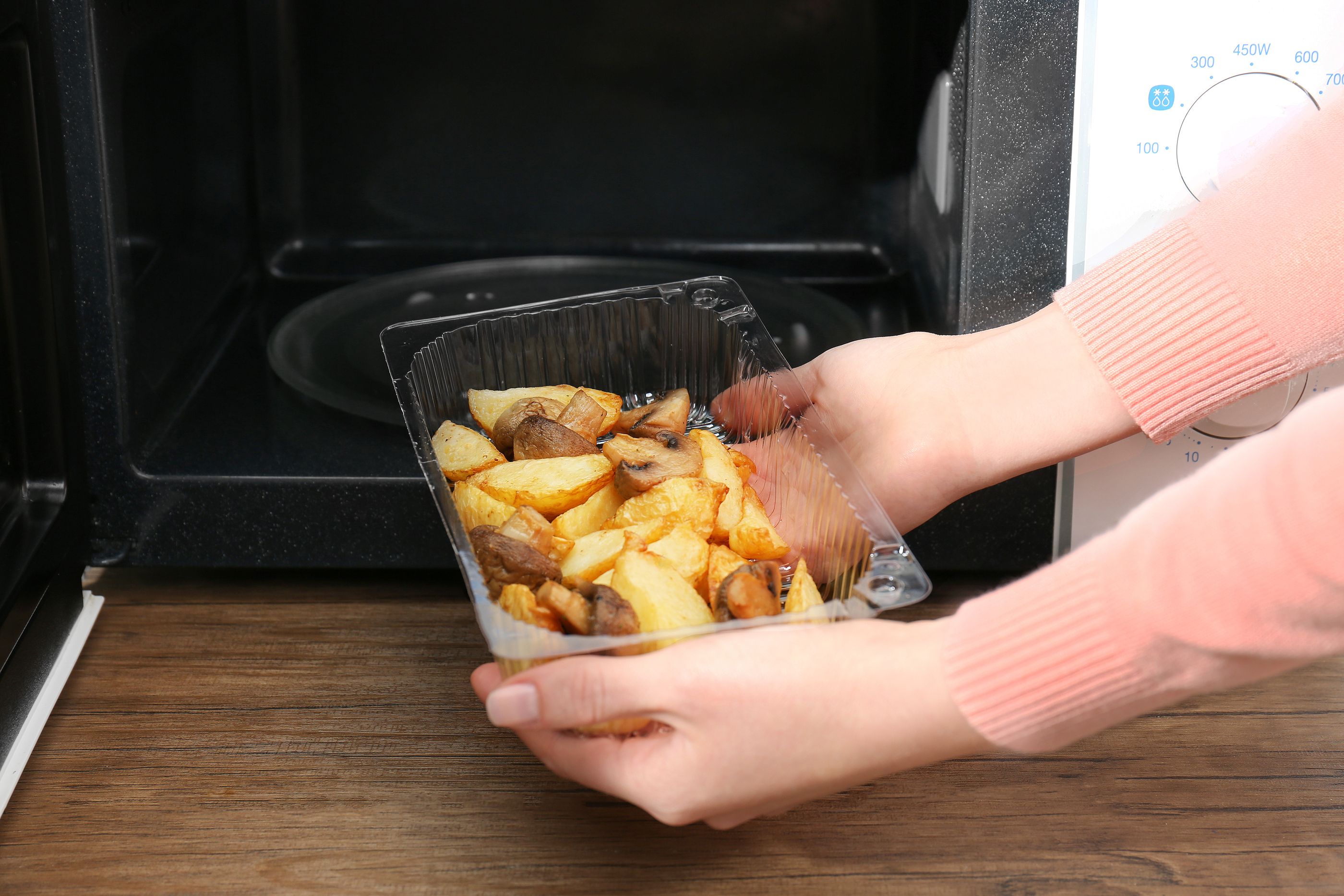Las patatas que se cuecen en el microondas absorben los componentes plásticos del envase