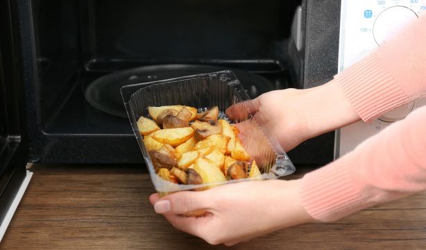 El truco viral para recalentar las sobras de comida sin poner en riesgo la salud