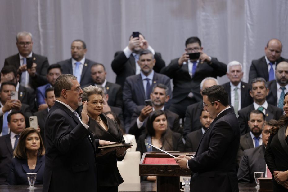 Bernardo Arévalo, investido presidente de Guatemala después de que la ceremonia se retrasase