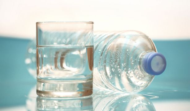 La gran mentira detrás del agua alcalina y sus supuestos beneficios (Bigstock)