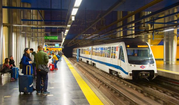La mítica voz del Metro de Madrid vuelve a los 87 años con la ampliación de la Línea 3