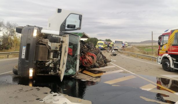 Una persona fallecida y 13 heridas al volcar un camión sobre un autobús en Lorca