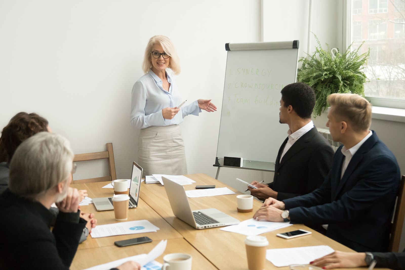 Doble discriminación en los consejos de administración de la banca: la edad penaliza a la mujer. Foto: bigstock