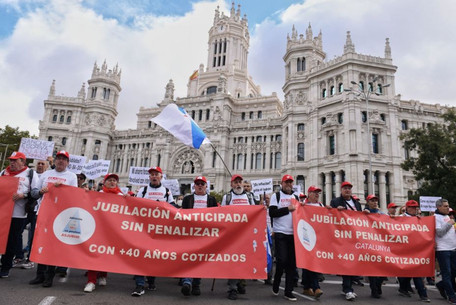 EuropaPress decenas personas portan carteles banderas concentracion pensionistas atocha (1)