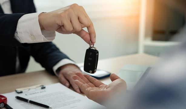 La letra pequeña de los contratos renting: por dónde te la pueden 'colar' las compañías