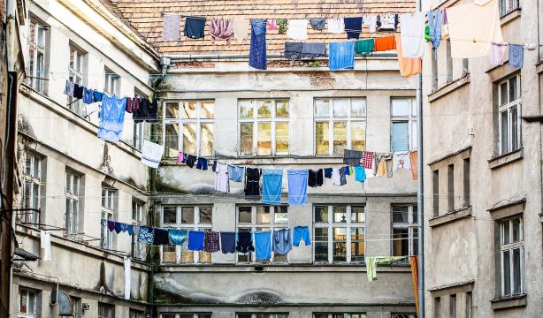 El truco que usaban las abuelas para secar la ropa en invierno