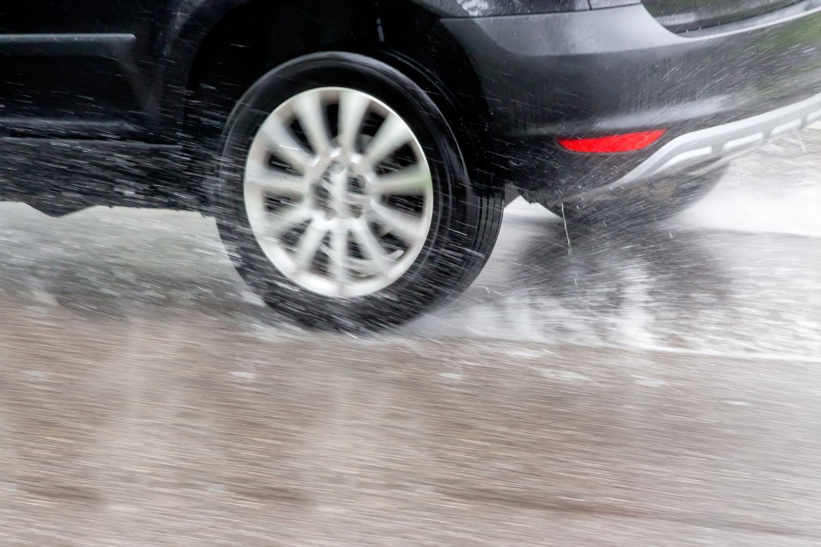 Sigue estos consejos de la Guardia Civil para conducir seguro bajo la lluvia