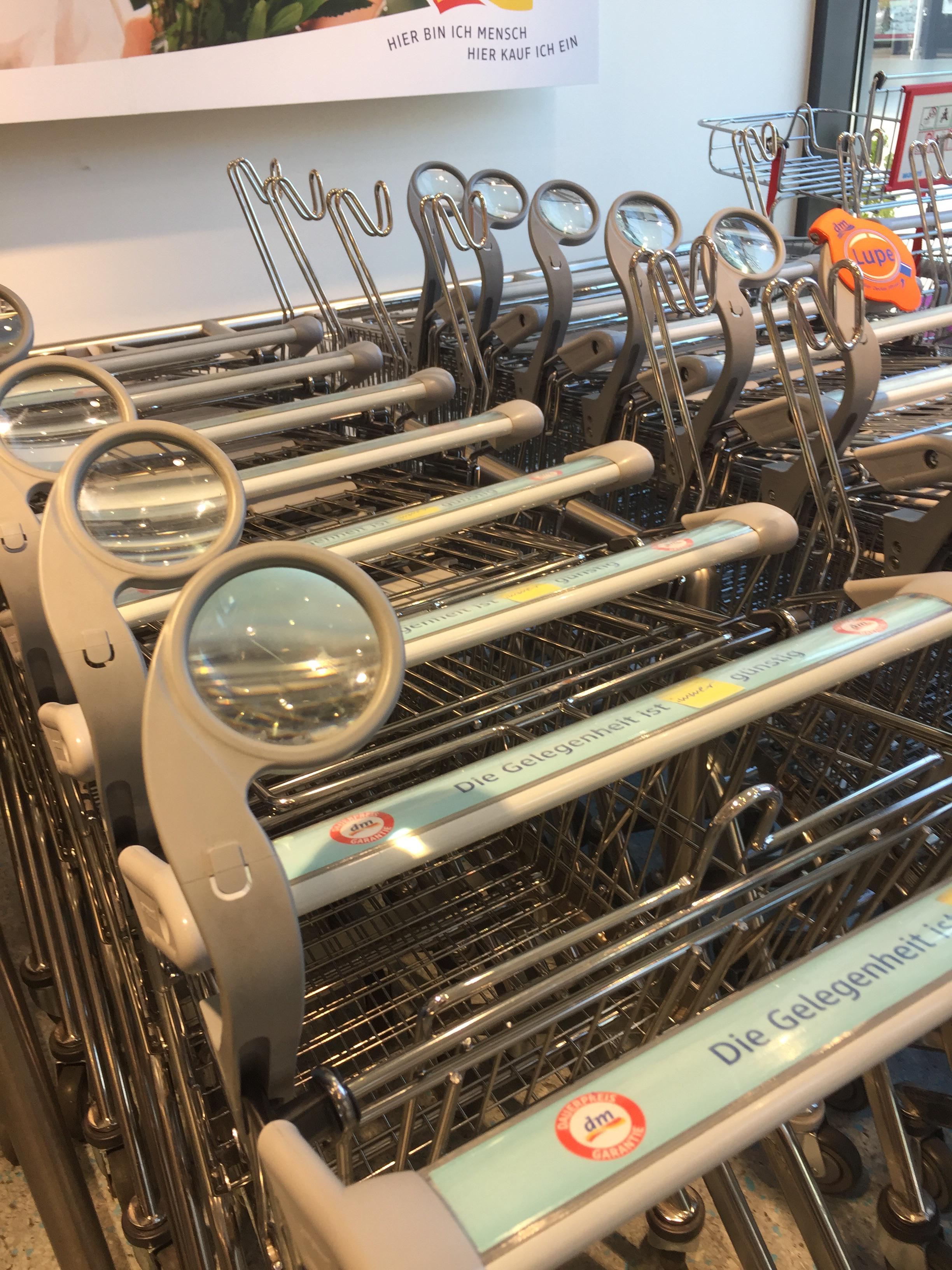 Carritos de la compra con lupa: así se adaptan a los mayores en los supermercados de Alemania
