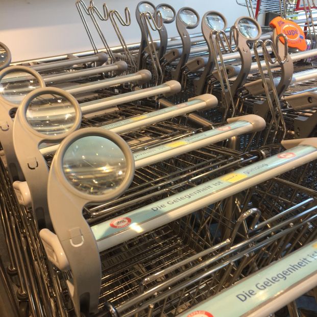 Carritos de la compra con lupa: así se adaptan a los mayores en los supermercados de Alemania