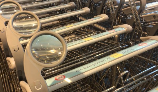 Carritos de la compra con lupa: así se adaptan a los mayores en los supermercados de Alemania