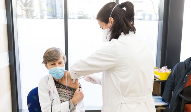 Andalucía amplía la vacunación contra el herpes zóster para "llegar a todos los mayores de 65 años"