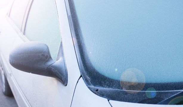 El truco que usan los cazadores para quitar el hielo de las lunas del coche