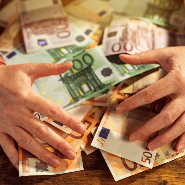 billetes de euro en manos de una persona