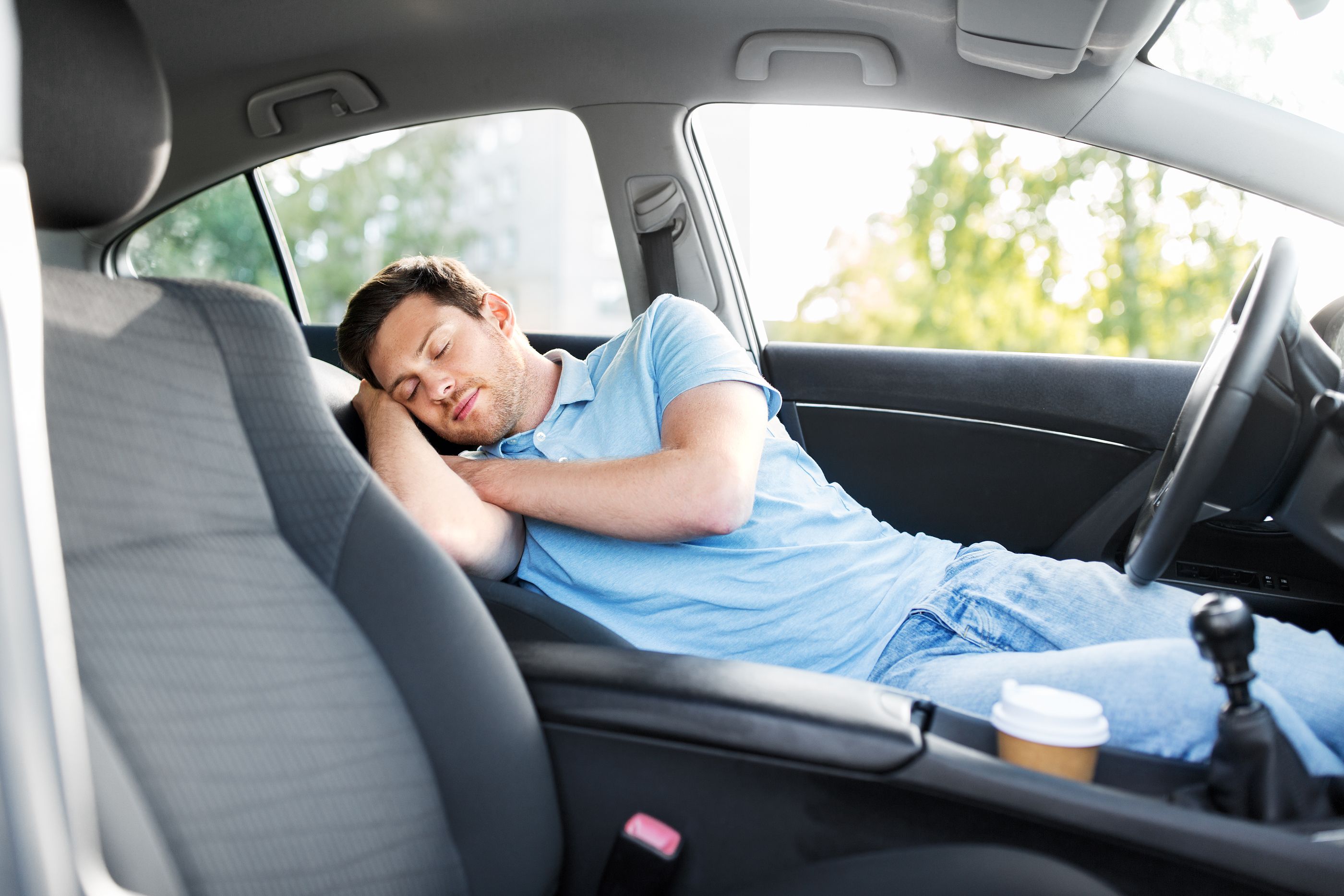 ¿Es legal dormir en el coche en España? La DGT responde