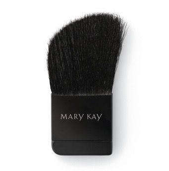 Brocha compacta y biselada de Mary Kay para aplicar el colorete como una profesional (4 €).