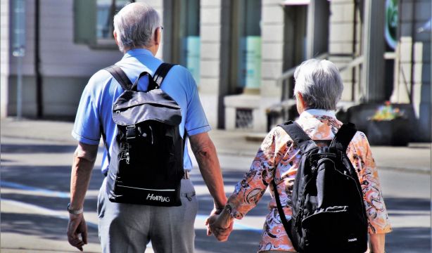 Un estudio confirma que la brecha de longevidad entre hombres y mujeres se está reduciendo