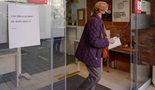 La primera comunidad que elimina la obligación de la mascarilla en centros sanitarios