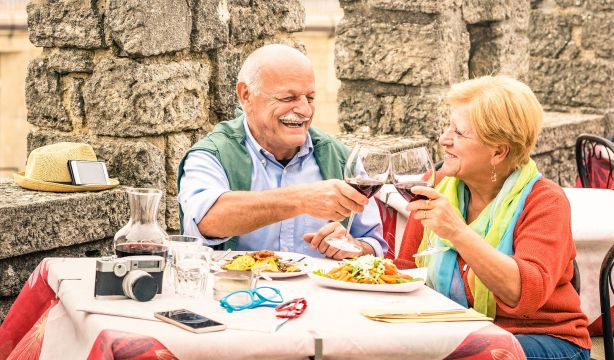Los sénior sostienen el turismo: tres de cada cuatro mayores de 55 años prevé viajar en 2024